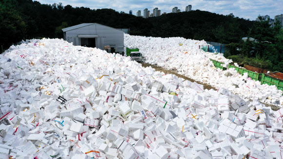 23일 오전 경기도 수원시 영통구 수원시자원순환센터에 추석 연휴가 끝나고 쏟아져나온 스티로폼이 가득 쌓여있다. 2021.9.23  연합뉴스