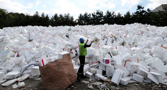 23일 오전 경기도 수원시 영통구 수원시자원순환센터에 추석 연휴가 끝나고 쏟아져나온 스티로폼이 가득 쌓여있다. 2021.9.23  연합뉴스