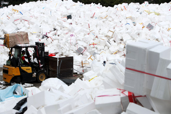 23일 오전 경기도 수원시 영통구 수원시자원순환센터에 추석 연휴가 끝나고 쏟아져나온 스티로폼이 가득 쌓여있다. 2021.9.23  연합뉴스