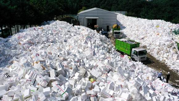 23일 오전 경기도 수원시 영통구 수원시자원순환센터에 추석 연휴가 끝나고 쏟아져나온 스티로폼이 가득 쌓여있다. 2021.9.23  연합뉴스