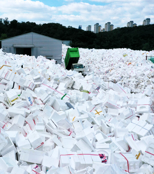 23일 오전 경기도 수원시 영통구 수원시자원순환센터에 추석 연휴가 끝나고 쏟아져나온 스티로폼이 가득 쌓여있다. 2021.9.23  연합뉴스