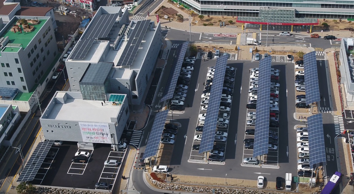 마산의료원 지붕과 주차장에 설치된 태양광 설비