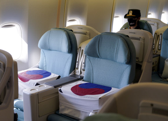 22일(현지시각) 미국 히캄 공군기지 19번 격납고에서 열린 한미 유해 상호 인수식에서 간호장교 김혜수 소위가 증조 할아버지인 고 김석주 일병 유해를 공군1호기에 모시고 있다. 2021.9.23 연합뉴스