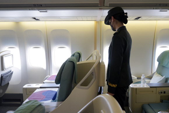 22일(현지시각) 미국 히캄 공군기지 19번 격납고에서 열린 한미 유해 상호 인수식에서 간호장교 김혜수 소위가 증조 할아버지인 고 김석주 일병 유해를 공군1호기에 모시고 있다. 2021.9.23 연합뉴스