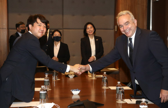 국민의힘 이준석 대표가 22일(현지시간) 미국 워싱턴 워터게이트호텔에서 커트 캠벨 백악관 국가안보회의(NSC) 인도태평양 조정관과 만나고 있다.   2021.9.23   국민의힘 제공