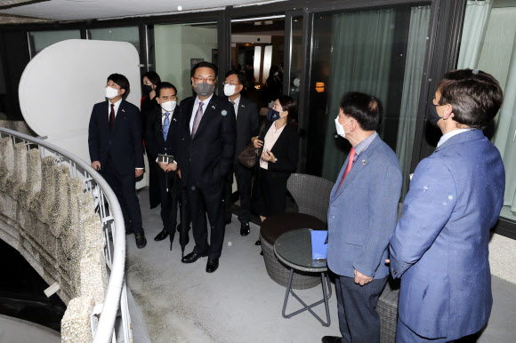 국민의힘 이준석 대표와 방미단이 22일(현지시간) 미국 워싱턴 워터게이트호텔에서 1972년 워터게이트 사건이 발생했던 룸을 현장 방문하고 있다.    2021.9.23   국민의힘 제공