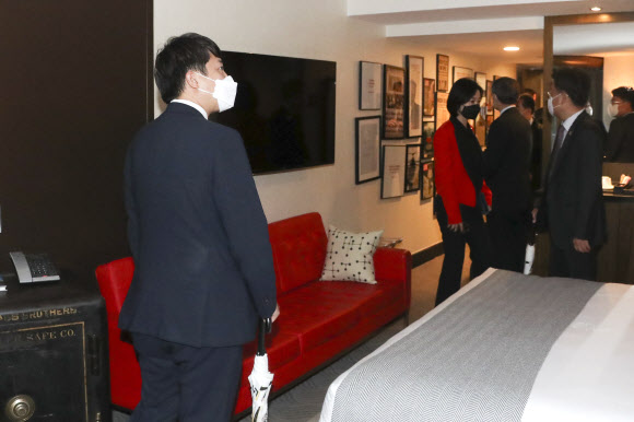 국민의힘 이준석 대표와 방미단이 22일(현지시간) 미국 워싱턴 워터게이트호텔에서 1972년 워터게이트 사건이 발생했던 룸을 현장 방문하고 있다.    2021.9.23   국민의힘 제공