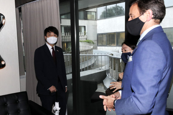 국민의힘 이준석 대표가 22일(현지시간) 미국 워싱턴 워터게이트호텔에서 1972년 워터게이트 사건이 발생했던 룸을 현장 방문하고 있다.    2021.9.23   국민의힘 제공