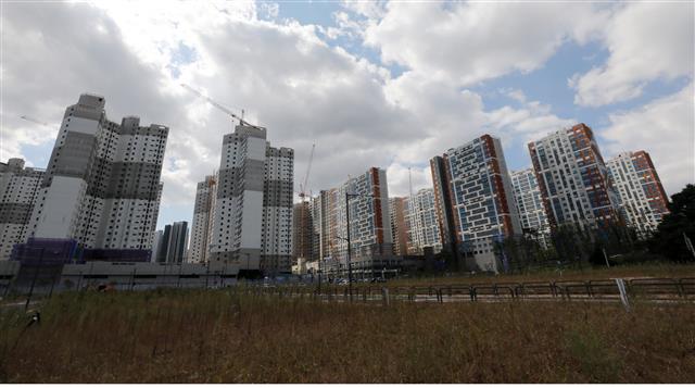 23일 인천 서구 검단신도시에 아파트단지가 공사를 하고 있다.  김포 장릉 인근에 문화재청 허가없이 올라간 아파트의 철거를 촉구하는 청와대 국민청원이 6일만에 11만명이 넘는 서명을 받았다. 2021.9.23 뉴스1