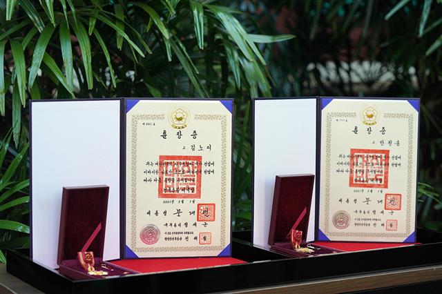 문 대통령, 하와이서 독립유공자에 훈장