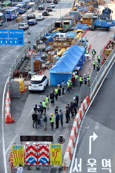 추석 연휴가 끝나자마자 신종 코로나바이러스 감염증(코로나19) 신규 확진자 수가 폭증하면서 최다치를 기록한 24일 오전 서울역 광장 인근 공사장에 마련된 서울시 찾아가는 선별진료소에서 공사장 관계자들이 검사를 받기 위해 기다리고 있다.  중앙방역대책본부(방대본)는 이날 0시 기준으로 신규 확진자가 2천434명 늘어 누적 29만5천132명이라고 밝혔다.  지난달 11일 2천221명 이후 44일 만에 최다 기록을 경신했다. 2021.9.24  연합뉴스