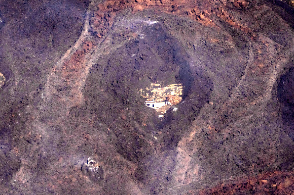 23일(현지시간) 스페인령 카나리아 제도 라팔마섬의 쿰브레 비에하 화산 폭발로 흘러내린 용암이 인근 주택들을 덮치고 있다. AP 연합뉴스