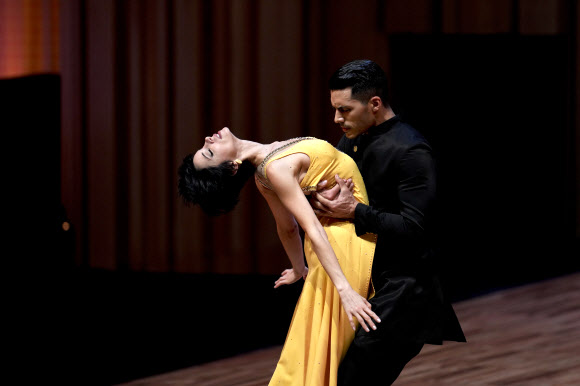 23일(현지시간) 아르헨티나 부에노스 아이레스에서 열린 ‘탱고 월드 챔피언십’ 스테이지 부문 준결승전에서 참가 선수들이 아찔한 춤을 선보이고 있다. AP 연합뉴스