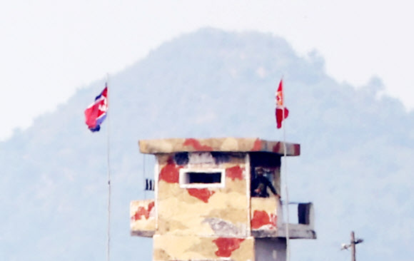 24일 경기도 파주시 접경지역에서 바라본 임진강변 북한 초소에 북한군이 경계근무를 서고 있다. 김여정 북한 노동당 부부장은 이날 문재인 대통령의 종전선언 제안에 대해 비교적 긍정적인 평가를 하며 남측이 적대적이지만 않다면 관계 회복을 논의할 용의까지 있다고 밝혔다. 2021.9.24  연합뉴스