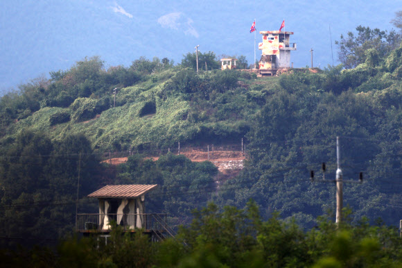 24일 경기도 파주시 접경지역에서 바라본 임진강변에 남북 초소가 마주보고 있다. 김여정 북한 노동당 부부장은 이날 문재인 대통령의 종전선언 제안에 대해 비교적 긍정적인 평가를 하며 남측이 적대적이지만 않다면 관계 회복을 논의할 용의까지 있다고 밝혔다. 2021.9.24  연합뉴스