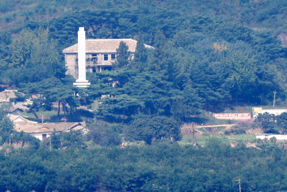 24일 경기도 파주시 오두산통일전망대에서 바라본 북한 황해북도 개풍군 마을이 고요하다. 김여정 북한 노동당 부부장은 이날 문재인 대통령의 종전선언 제안에 대해 비교적 긍정적인 평가를 하며 남측이 적대적이지만 않다면 관계 회복을 논의할 용의까지 있다고 밝혔다. 2021.9.24  연합뉴스