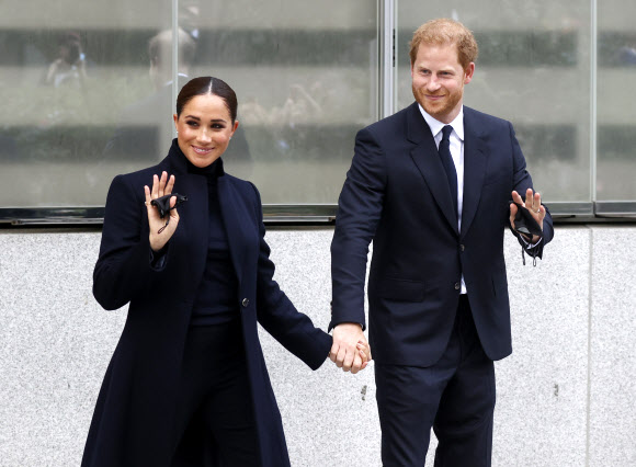 23일(현지시간) 미국 뉴욕시 맨해튼의 세계무역센터(원월드 트레이드센터)를 방문한 영국 해리 왕자와 아내 메건 마클이 손인사를 하고 있다. UPI 연합뉴스