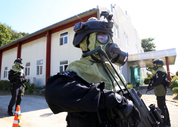 24일 강원 춘천시 내 한 부대 주둔지에서 열린 육군·경찰·소방 합동 대테러 대응훈련에서 2군단 군사경찰단 특수임무대가 테러 원점 주변을 수색하고 있다. 2021.9.24  육군 2군단 제공