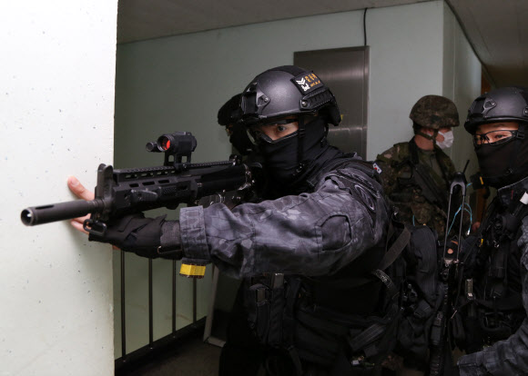 24일 강원 춘천시 내 한 부대 주둔지에서 열린 육군·경찰·소방 합동 대테러 대응훈련에서 2군단 대테러특수임무대가 테러범 소탕작전을 펼치고 있다. 2021.9.24  육군 2군단 제공