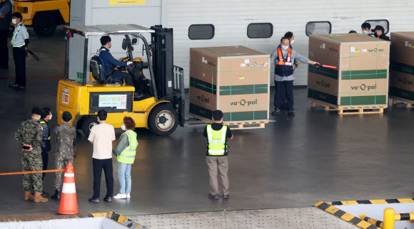 직계약 모더나 백신 107만1천회분 인천공항 도착