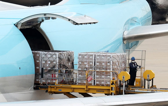 직계약 모더나 백신 107만1천회분 인천공항 도착