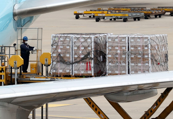 인천공항 도착한 모더나 백신