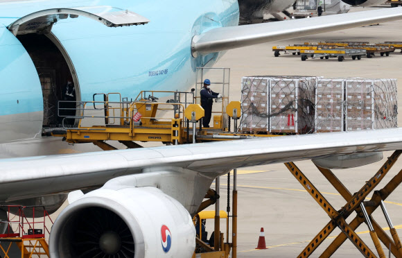 직계약 모더나 백신 107만1천회분 인천공항 도착