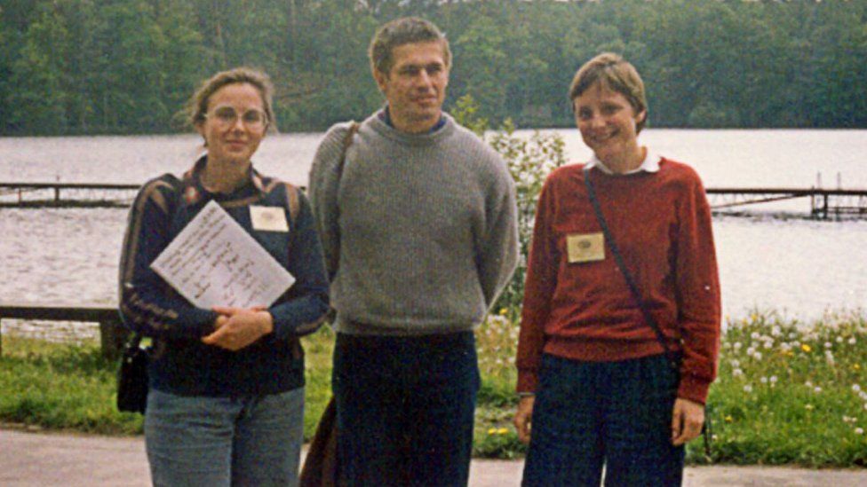 1989년 여름- 독일 통일 한 해 전에 화학도 메르켈(왼쪽부터)과 말고자타 제지오르스카, 나중에 메르켈과 결혼한 호아킴 사우어가 폴란드에서 대학 섬머스쿨을 하면서 포즈를 취하고 있다. AFP 자료사진 