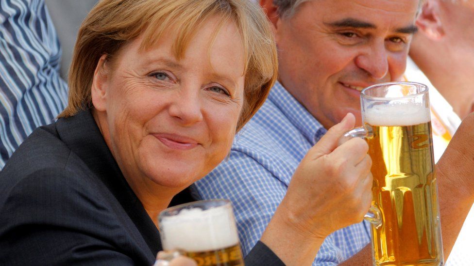 2009년 8월 15일- 메르켈 총리와 페터 ?러 자르주 총리가 지방선거 유세를 마친 뒤 맥주를 즐기고 있다. 메르켈 총리는 금융위기의 여파로 재정 긴축의 상징으로 떠올랐다. 로이터 자료사진 