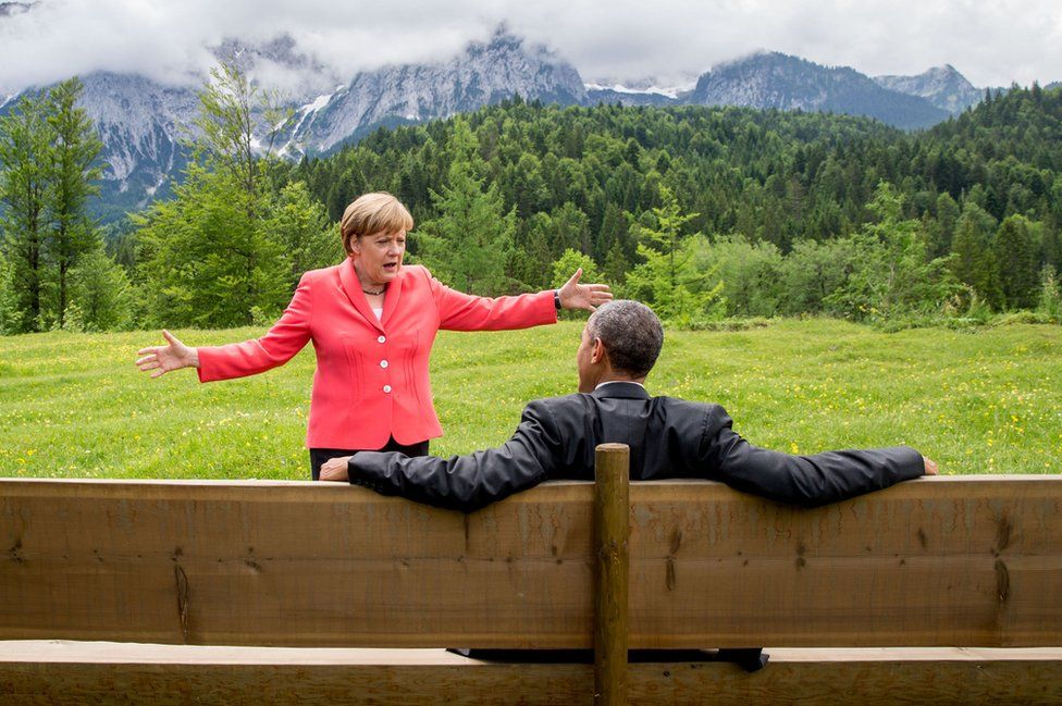 2015년 6월- 메르켈 총리가 독일 남부에서 주요 7개국(G7) 정상회의 도중 버락 오바마 미국 대통령을 상대로 큰 제스처를 취하고 있다. 오바마 대통령은 일년 뒤 퇴임해 “내 대통령 임기를 통틀어 어떤 세계 지도자보다 믿을 만한 파트너였다”고 돌아봤다. 게티이미지 자료사진 