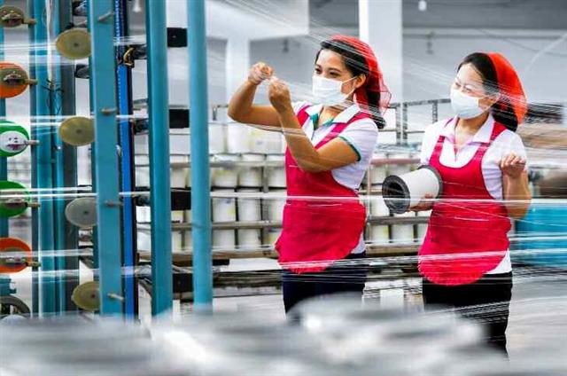 북한 노동당 기관지 노동신문은 26일 “애국의 땀과 열정을 바쳐가는 각지의 근로자들”이라며 관련 사진을 1면에 실었다. 사진은 김정숙평양방직공장 노동자들.  평양 노동신문 뉴스1