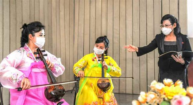 북한 노동당 기관지 노동신문은 26일 ‘민족악기 소해금’이라며 소해금을 소개했다. 사진은 소해금을 연주하는 국립민족예술단.  평양 노동신문 뉴스1