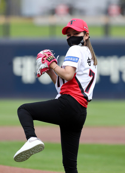 26일 광주-기아챔피언스필드에서 열린 2021 프로야구 SSG 랜더스와 KIA 타이거즈의 경기에서 가수 송가인이 시구하고 있다. 2021.9.26  연합뉴스