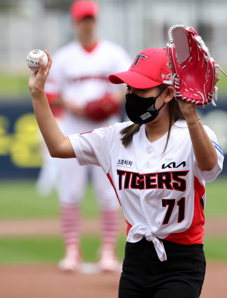 26일 광주-기아챔피언스필드에서 열린 2021 프로야구 SSG 랜더스와 KIA 타이거즈의 경기에서 가수 송가인이 코로나 극복을 기원하는 사인을 한 볼로 시구한 뒤 관중들에게 인사하고 있다. 2021.9.26  연합뉴스