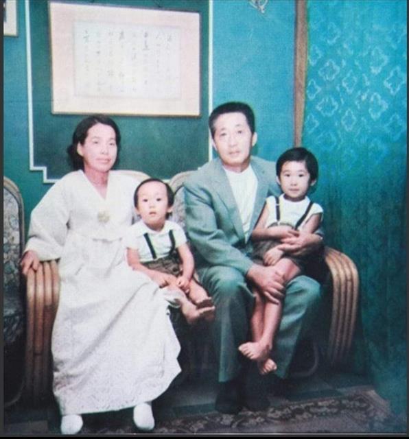 외할아버지 박목월(오른쪽) 시인 무릎에 앉아 있는 어린 김준철. 왼쪽에 앉은 이는 외할머니 유익순씨와 그의 동생이다.