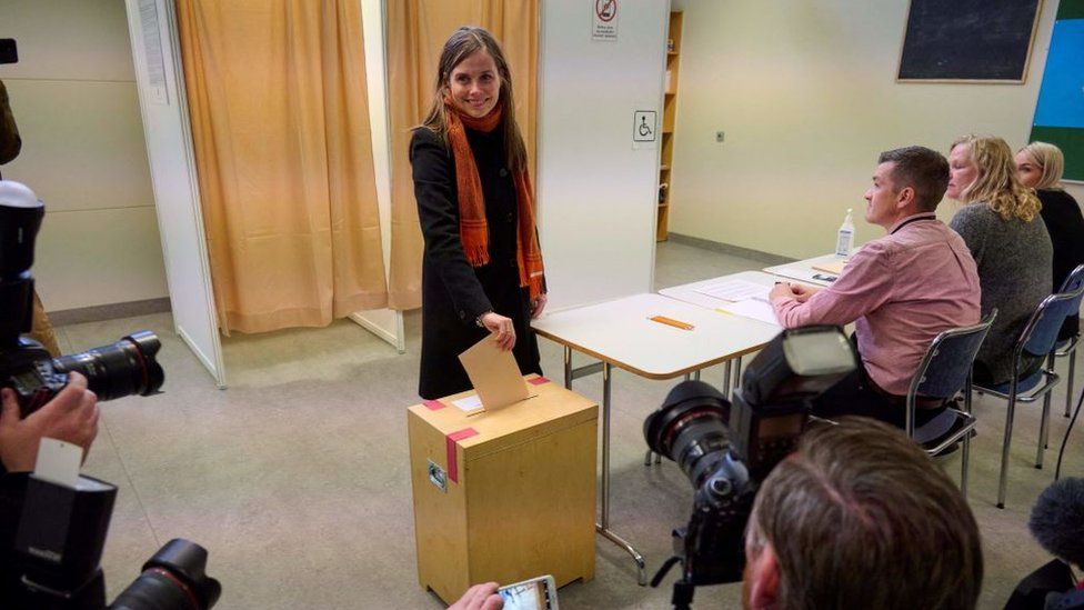 카트린 야콥스도티르 아이슬란드 총리가 지난 25일(현지시간) 레이캬비크에 마련된 총선 투표소에서 한 표를 행사하기 위해 신원을 확인하고 있다. 총선 결과 의회 의석에 여성이 과반을 차지하게 돼 유럽 최초의 나라로 기록되게 됐다. 레이캬비크 AP 연합뉴스 