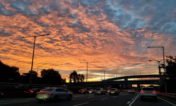 붉게 물든 노을 바라보며