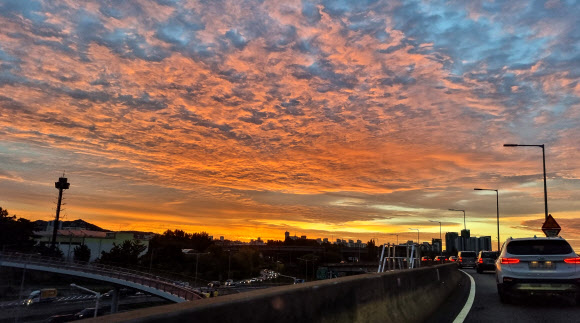 붉게 물든 출근길 서울 하늘
