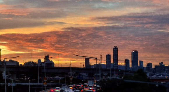 붉게 물든 출근길 서울 하늘