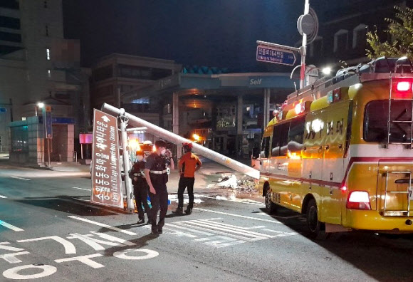 인천서 승용차 주행 중 교통표지판 충돌