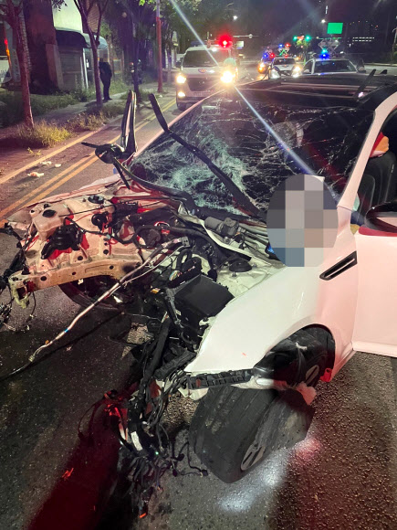 인천서 승용차 주행 중 교통표지판 충돌