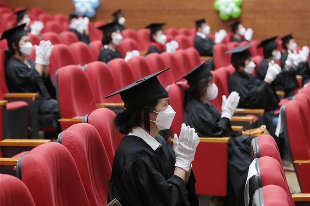 졸업 축하하는 만학도