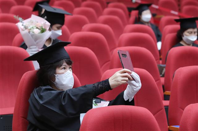 조금 늦은 졸업식 ‘간직하고픈 내 모습’