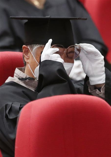 조금 늦은 졸업식..자꾸만 눈물이