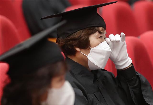 조금 늦은 졸업식..자꾸만 눈물이