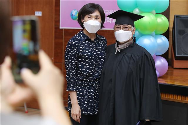 졸업의 기쁨 누리는 스승과 제자