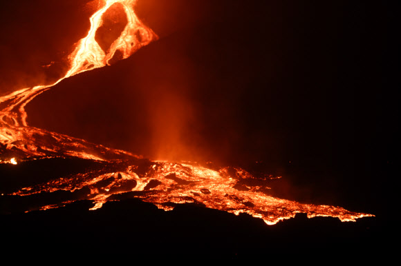 산비탈 따라 용암 흘러내리는 스페인령 라팔마 화산