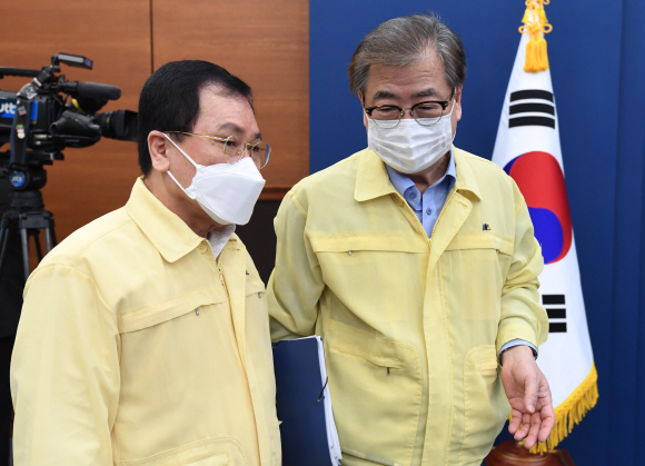 유영민 청와대 비서실장과 서훈 국가안보실장이 28일 오전 청와대 여민관에서 국무회의에 앞서 대화를 나누고 있다. 2021. 9. 28 도준석 기자 pado@seoul.co.kr