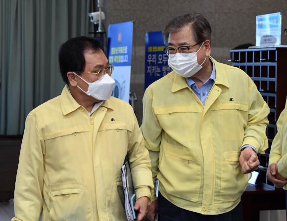 유영민 청와대 비서실장과 서훈 국가안보실장이 28일 오전 청와대 여민관에서 국무회의에 앞서 대화를 나누고 있다. 2021. 9. 28 도준석 기자 pado@seoul.co.kr