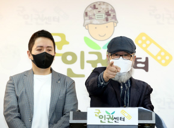 성추행 피해 이 중사 부친, 군 수사 비판